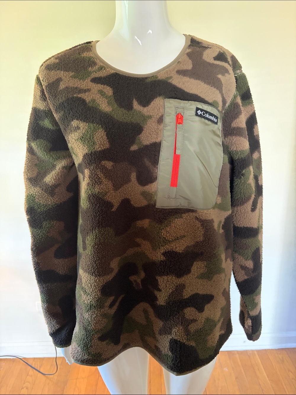 NWT Columbia Women's Camo Sherpa Pullover with Olive Pocket and Red Zip